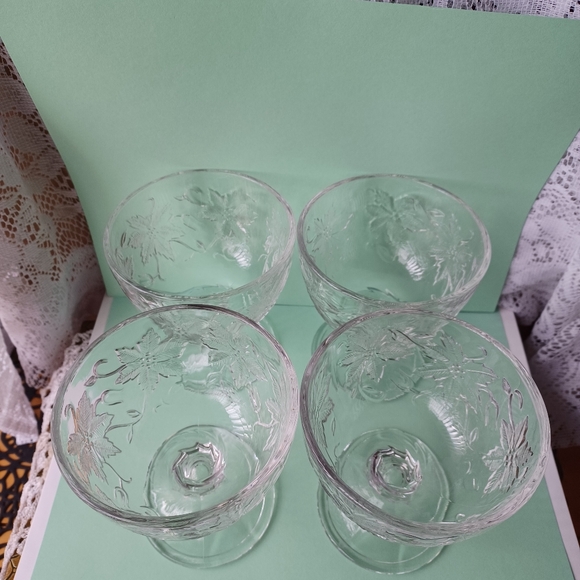 SET OF 4 PRINCESS HOUSE FANTASIA FOOTED DESSERT/SHERBET BOWLS POINSETTIA PATTERN - Picture 2 of 15